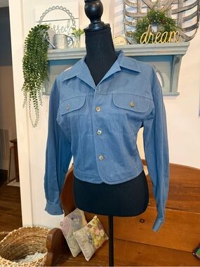 Women’s Vintage Jean Jacket Style in Blue Canvas fabric.
